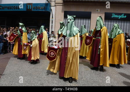 Soria, Soria, Espagne. 14 avr, 2019. Pénitents de "entrada de JesÃºs en Jerusalen' confrérie sont vus au cours de la procession de 'Domingo de Ramos (dimanche des Rameaux) dans la région de Soria, au nord de l'Espagne.Dimanche des Rameaux commémore l'entrée triomphale de Jésus à Jérusalem avant sa crucifixion. Il est célébré par les chrétiens à travers le monde. Credit : Jorge Sanz SOPA/Images/ZUMA/Alamy Fil Live News Banque D'Images