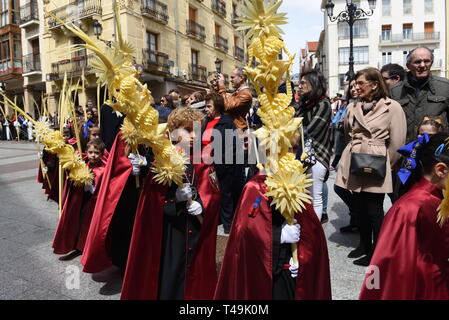 Soria, Soria, Espagne. 14 avr, 2019. Fidèles sont vus holding palms pendant la procession de 'Domingo de Ramos (dimanche des Rameaux) dans la région de Soria, au nord de l'Espagne.Dimanche des Rameaux commémore l'entrée triomphale de Jésus à Jérusalem avant sa crucifixion. Il est célébré par les chrétiens à travers le monde. Credit : Jorge Sanz SOPA/Images/ZUMA/Alamy Fil Live News Banque D'Images