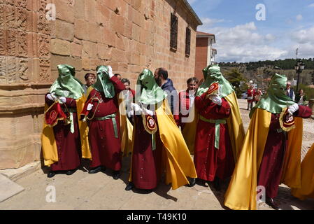 Soria, Soria, Espagne. 14 avr, 2019. Pénitents de "entrada de JesÃºs en Jerusalen' confrérie sont vus au cours de la procession de 'Domingo de Ramos (dimanche des Rameaux) dans la région de Soria, au nord de l'Espagne.Dimanche des Rameaux commémore l'entrée triomphale de Jésus à Jérusalem avant sa crucifixion. Il est célébré par les chrétiens à travers le monde. Credit : Jorge Sanz SOPA/Images/ZUMA/Alamy Fil Live News Banque D'Images