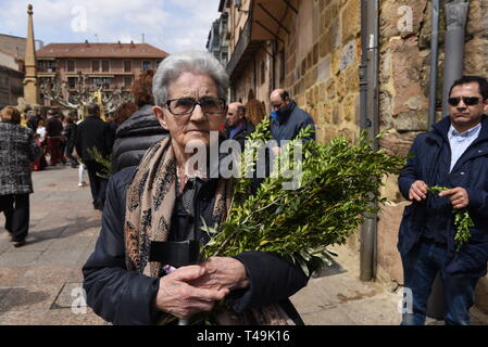 Soria, Soria, Espagne. 14 avr, 2019. Un fidèle est vu la tenue des brindilles d'olive pendant la procession de 'Domingo de Ramos (dimanche des Rameaux) dans la région de Soria, au nord de l'Espagne.Dimanche des Rameaux commémore l'entrée triomphale de Jésus à Jérusalem avant sa crucifixion. Il est célébré par les chrétiens à travers le monde. Credit : Jorge Sanz SOPA/Images/ZUMA/Alamy Fil Live News Banque D'Images