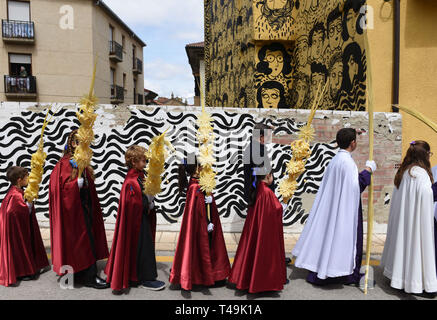 Soria, Soria, Espagne. 14 avr, 2019. Fidèles sont vus holding palms pendant la procession de 'Domingo de Ramos (dimanche des Rameaux) dans la région de Soria, au nord de l'Espagne.Dimanche des Rameaux commémore l'entrée triomphale de Jésus à Jérusalem avant sa crucifixion. Il est célébré par les chrétiens à travers le monde. Credit : Jorge Sanz SOPA/Images/ZUMA/Alamy Fil Live News Banque D'Images