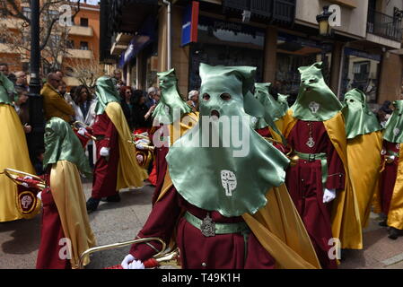 Soria, Soria, Espagne. 14 avr, 2019. Pénitents de "entrada de JesÃºs en Jerusalen' confrérie sont vus au cours de la procession de 'Domingo de Ramos (dimanche des Rameaux) dans la région de Soria, au nord de l'Espagne.Dimanche des Rameaux commémore l'entrée triomphale de Jésus à Jérusalem avant sa crucifixion. Il est célébré par les chrétiens à travers le monde. Credit : Jorge Sanz SOPA/Images/ZUMA/Alamy Fil Live News Banque D'Images