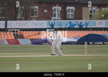 Leicester, Royaume-Uni. 14 avr, 2019. Harry Dearden est joué par Charlie Morris lors de la match de championnat entre Specsavers County Leicestershire et à Worcestershire Grace Road, Leicester, Angleterre le 14 avril 2019. Photo de John Mallett. Usage éditorial uniquement, licence requise pour un usage commercial. Aucune utilisation de pari, de jeux ou d'un seul club/ligue/dvd publications. Credit : UK Sports Photos Ltd/Alamy Live News Banque D'Images