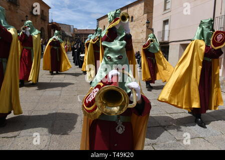 Soria, Soria, Espagne. 14 avr, 2019. Pénitents de "entrada de JesÃºs en Jerusalen' confrérie sont vus au cours de la procession de 'Domingo de Ramos (dimanche des Rameaux) dans la région de Soria, au nord de l'Espagne.Dimanche des Rameaux commémore l'entrée triomphale de Jésus à Jérusalem avant sa crucifixion. Il est célébré par les chrétiens à travers le monde. Credit : Jorge Sanz SOPA/Images/ZUMA/Alamy Fil Live News Banque D'Images