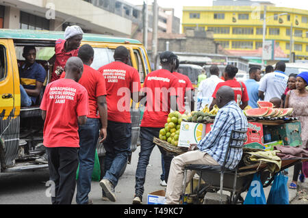 Nakuru, vallée du Rift, au Kenya. 14 avr, 2019. Un groupe de militants du Kenya alliées gilets rouge mouvement sont vu marcher dans les rues de Nakuru au cours de la protestation anti-corruption au Kenya alliées activistes.rouge du mouvement gilets manifestaient silencieusement sur l'augmentation des niveaux de corruption dans le gouvernement, les militants réclament des mesures à prendre contre les fonctionnaires qui participent à la corruption. Credit : ZUMA Press, Inc./Alamy Live News Banque D'Images