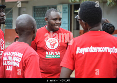 Nakuru, vallée du Rift, au Kenya. 14 avr, 2019. Un groupe de militants du Kenya alliées gilets rouge mouvement sont vus discuter après un service religieux.alliées à des militants du mouvement gilets rouge Kenya manifestaient silencieusement sur l'augmentation des niveaux de corruption dans le gouvernement, les militants réclament des mesures à prendre contre les fonctionnaires qui participent à la corruption. Credit : ZUMA Press, Inc./Alamy Live News Banque D'Images