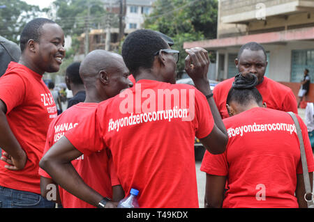 Nakuru, vallée du Rift, au Kenya. 14 avr, 2019. Un groupe de militants du Kenya alliées gilets rouge mouvement sont vus discuter après un service religieux.alliées à des militants du mouvement gilets rouge Kenya manifestaient silencieusement sur l'augmentation des niveaux de corruption dans le gouvernement, les militants réclament des mesures à prendre contre les fonctionnaires qui participent à la corruption. Credit : ZUMA Press, Inc./Alamy Live News Banque D'Images