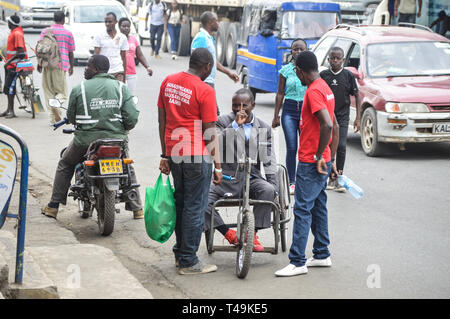 Nakuru, vallée du Rift, au Kenya. 14 avr, 2019. Allié à des militants du mouvement gilets Rouge du Kenya sont vus l'engagement d'un membre du public dans les rues de Nairobi au cours de la protestation anti-corruption au Kenya alliées activistes.rouge du mouvement gilets manifestaient silencieusement sur l'augmentation des niveaux de corruption dans le gouvernement, les militants réclament des mesures à prendre contre les fonctionnaires qui participent à la corruption. Credit : ZUMA Press, Inc./Alamy Live News Banque D'Images