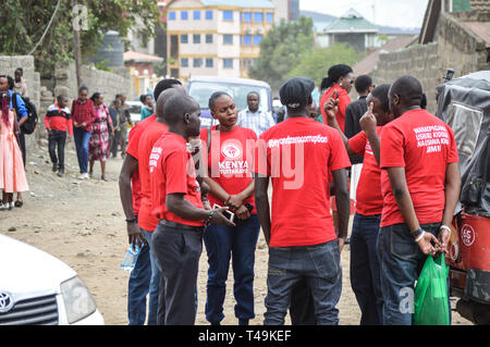 Nakuru, vallée du Rift, au Kenya. 14 avr, 2019. Un groupe de militants du Kenya alliées gilets rouge mouvement sont vus discuter après un service religieux.alliées à des militants du mouvement gilets rouge Kenya manifestaient silencieusement sur l'augmentation des niveaux de corruption dans le gouvernement, les militants réclament des mesures à prendre contre les fonctionnaires qui participent à la corruption. Credit : ZUMA Press, Inc./Alamy Live News Banque D'Images