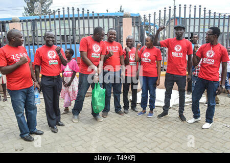 Nakuru, vallée du Rift, au Kenya. 14 avr, 2019. Un groupe de militants du Kenya alliées gilets rouge mouvement sont vus posant pour une photo après un service religieux.alliées à des militants du mouvement gilets rouge Kenya manifestaient silencieusement sur l'augmentation des niveaux de corruption dans le gouvernement, les militants réclament des mesures à prendre contre les fonctionnaires qui participent à la corruption. Credit : ZUMA Press, Inc./Alamy Live News Banque D'Images