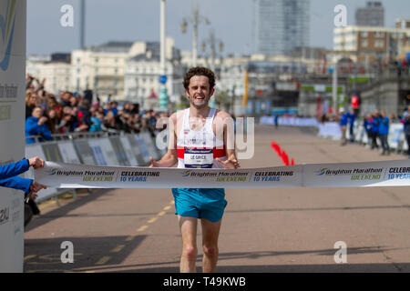 Brighton, UK. 14 avr, 2019. 14 avril 2019. Des milliers de coureurs partent le matin de Preston Park et courut à travers la ville qu'ils ont pris part à la 10e Marathon de Brighton. Beaucoup de spectateurs sont également venus à Brighton pour applaudir les coureurs. Le premier Marathon de Brighton a eu lieu en 2010 et depuis lors, Brighton Marathon est devenu un événement populaire pour la ville et la deuxième plus grand marathon au Royaume-Uni. Quelques coureurs inscrivez-vous le marathon pour des objectifs personnels, tandis que d'autres le faire à soutenir un organisme de bienfaisance Crédit : Matt Duckett/IMAGESLIVE/ZUMA/Alamy Fil Live News Banque D'Images