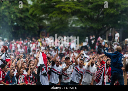 Sao Paulo, Brésil. 14 avr, 2019. SÃO PAULO FC X CORINTHIENS - CPCS fans autobus bienvenue avant le match entre São Paulo FC et Corinthiens tenue au Morumbi Stadium de São Paulo, SP. Crédit : Foto Arena LTDA/Alamy Live News Banque D'Images