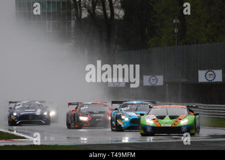 Monza, Italie. 14 avr, 2019. Tjb Grasser Racing Team Lamborghini Ouragan GT3 Evo avec chauffeurs Mirko Bortolotti, Rolf Ineichen & Christian Engelhart mène dans le premier virage au cours de la 2019 GT série Blancpain à Autodromo di Monza, Monza, Italie, le 14 avril 2019. Photo par Jurek Biegus. Usage éditorial uniquement, licence requise pour un usage commercial. Aucune utilisation de pari, de jeux ou d'un seul club/ligue/dvd publications. Credit : UK Sports Photos Ltd/Alamy Live News Banque D'Images