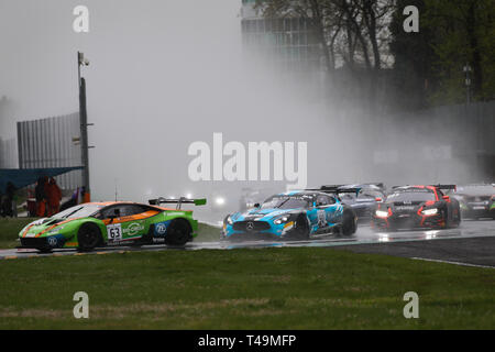 Monza, Italie. 14 avr, 2019. Tjb Grasser Racing Team Lamborghini Ouragan GT3 Evo avec chauffeurs Mirko Bortolotti, Rolf Ineichen & Christian Engelhart mène dans le premier virage de l'avant de l'équipe Akka ASP Mercedes-AMG GT3 avec les pilotes de la coupe d'argent, Bogulavskiy Timur Felipe Fraga & Nico Bastian au cours de la 2019 GT série Blancpain à Autodromo di Monza, Monza, Italie, le 14 avril 2019. Photo par Jurek Biegus. Usage éditorial uniquement, licence requise pour un usage commercial. Aucune utilisation de pari, de jeux ou d'un seul club/ligue/dvd publications. Credit : UK Sports Photos Ltd/Alamy Live News Banque D'Images