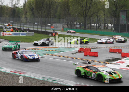 Monza, Italie. 14 avr, 2019. Tjb Grasser Racing Team Lamborghini Ouragan GT3 Evo avec les pilotes de la coupe d'argent, Lucas Mauron Gerhard Tweraser & Arno Santamato mène de la première chicane au cours de la 2019 GT série Blancpain à Autodromo di Monza, Monza, Italie, le 14 avril 2019. Photo par Jurek Biegus. Usage éditorial uniquement, licence requise pour un usage commercial. Aucune utilisation de pari, de jeux ou d'un seul club/ligue/dvd publications. Credit : UK Sports Photos Ltd/Alamy Live News Banque D'Images