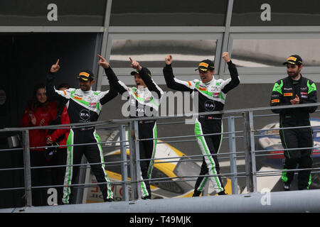 Monza, Italie. 14 avr, 2019. Dinamic Motorsport pilotes Andrea Rizzoli, Klaus Alpenpension Claudia & Zaid Ashkanani marche sur le podium en winnders globale au cours de la 2019 GT série Blancpain à Autodromo di Monza, Monza, Italie, le 14 avril 2019. Photo par Jurek Biegus. Usage éditorial uniquement, licence requise pour un usage commercial. Aucune utilisation de pari, de jeux ou d'un seul club/ligue/dvd publications. Credit : UK Sports Photos Ltd/Alamy Live News Banque D'Images