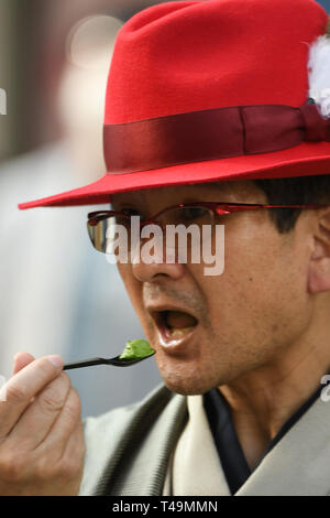 Tokyo, Japon. 6ème apr 2019. Un homme japonais porte un chapeau rouge classique comme il eaats glace thé vert à Ginza à Tokyo au Japon le Dimanche, Avril 7, 2019. Photo : Ramiro Agustin Vargas Tabares Crédit : Ramiro Agustin Vargas Tabares/ZUMA/Alamy Fil Live News Banque D'Images