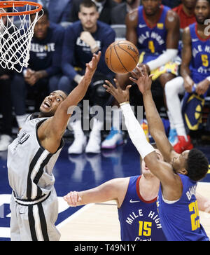 Denver, Colorado, États-Unis. 13 avr, 2019. Nuggets MALIK BEASLEY, droite, s'empare d'un rebond dans le trafic dans le 2e. La moitié au centre Pepsi samedi soir au cours de jeu un des finales de NBA. Les nuggets à perdre les Spurs 101-96. Credit : Hector Acevedo/ZUMA/Alamy Fil Live News Banque D'Images