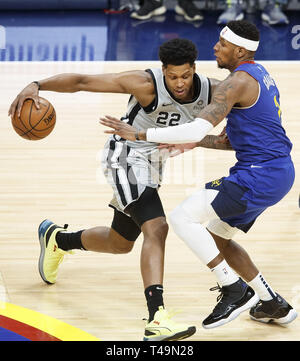 Denver, Colorado, États-Unis. 13 avr, 2019. Spurs RUDY GAY, à gauche, s'exécute en Nuggets TORREY CRAIG, droite, dans le 1er. La moitié au centre Pepsi samedi soir au cours de jeu un des finales de NBA. Les nuggets à perdre les Spurs 101-96. Credit : Hector Acevedo/ZUMA/Alamy Fil Live News Banque D'Images