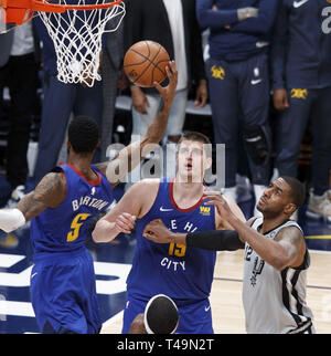 Denver, Colorado, États-Unis. 13 avr, 2019. S pépites BARTON, à gauche, s'empare d'un rebond dans le trafic dans le 2e. La moitié au centre Pepsi samedi soir au cours de jeu un des finales de NBA. Les nuggets à perdre les Spurs 101-96. Credit : Hector Acevedo/ZUMA/Alamy Fil Live News Banque D'Images