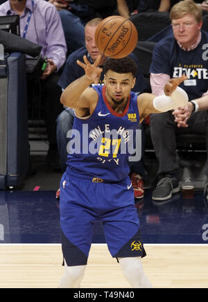 Denver, Colorado, États-Unis. 13 avr, 2019. MURRAY passe à Jamal Nuggets équipier dans le 2e. La moitié au centre Pepsi samedi soir au cours de jeu un des finales de NBA. Les nuggets à perdre les Spurs 101-96. Credit : Hector Acevedo/ZUMA/Alamy Fil Live News Banque D'Images