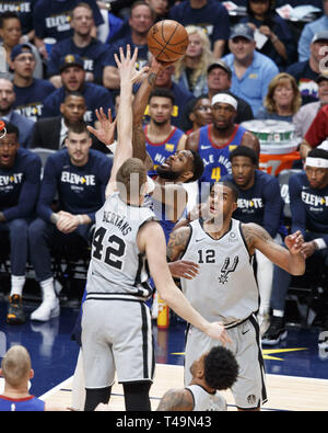 Denver, Colorado, États-Unis. 13 avr, 2019. Il va jusqu'BARTON pépites pour un panier dans la circulation dans le 1er. La moitié au centre Pepsi samedi soir au cours de jeu un des finales de NBA. Les nuggets à perdre les Spurs 101-96. Credit : Hector Acevedo/ZUMA/Alamy Fil Live News Banque D'Images