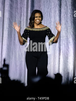 O2 Arena, London, UK. 14 avr 2019. Michelle Obama sur scène à devenir : une conversation intime avec Michelle Obama le dimanche 14 avril 2019 à l'O2 Arena, Londres. . Photo par Julie Edwards. Credit : Julie Edwards/Alamy Live News Banque D'Images