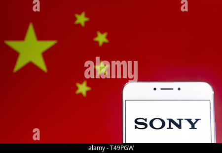 Hong Kong. 6ème apr 2019. Sur cette photo, l'illustration d'une multinationale japonaise conglomérale technologie logo Sony est vu sur un appareil mobile Android avec la République populaire de Chine drapeau dans l'arrière-plan. Budrul Chukrut Crédit : SOPA/Images/ZUMA/Alamy Fil Live News Banque D'Images