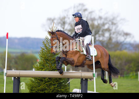 Norfolk, Royaume-Uni. 14 avr, 2019. 6ème place. Pippa Funnel équitation Billy marche sur. GBR. CCI4*. L'article C. Barefoot Retreats Burnham Market International Horse Trials. Le concours complet. Burnham Market. Le Norfolk. United Kingdom. GBR. {14}/{04}/{2019}. Credit : Sport en images/Alamy Live News Banque D'Images