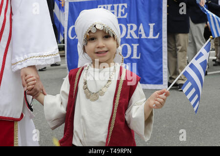 New York, NY, USA. 14 avr, 2019. Cinquième Avenue, New York, USA, 14 avril 2019 - Des milliers de peuples autochtones en costumes traditionnels grecs et les dignitaires ont participé à la parade de la Journée de l'indépendance de 2019 aujourd'hui sur la Cinquième Avenue à New York. Photo : Luiz Rampelotto/EuropaNewswire Crédit : Luiz Rampelotto/ZUMA/Alamy Fil Live News Banque D'Images