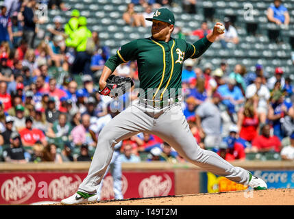 Arlington, Texas, USA. Apr 14, 2019 : Oakland Athletics le lanceur partant Brett Anderson # 30 6 innings pitched et a abandonné 3 s'exécute au cours d'un match entre la MLB Oakland Athletics et les Texas Rangers à Globe Life Park à Arlington, TX Texas Oakland défait 8-6 Albert Pena/CSM Crédit : Cal Sport Media/Alamy Live News Banque D'Images