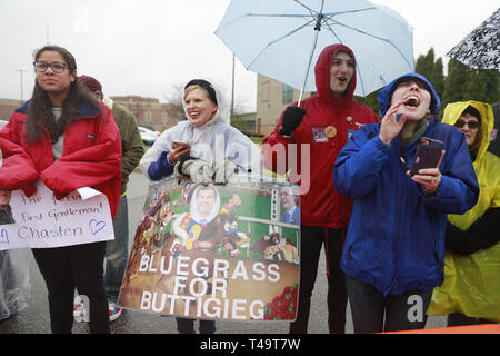 South Bend, Indiana, USA. 14 avr 2019. South Bend, Indiana, USA. 14 avr, 2019. Les supporters sont vu la tenue des pancartes lors d'un événement de campagne après le South Bend, Indiana Maire Pete Buttigieg a annoncé qu'il court pour la présidence des États-Unis dans l'élection 2020 au bâtiment 84 Studebaker. Crédit : Jeremy Hogan/SOPA Images/ZUMA/Alamy Fil Live News Banque D'Images