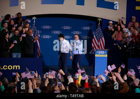 South Bend, Indiana Maire Pete Buttigieg vu tenant la main avec son mari châtier Buttigieg lors d'un événement de campagne, il a annoncé qu'il court pour la présidence des États-Unis dans l'élection 2020 au bâtiment 84 Studebaker. Banque D'Images