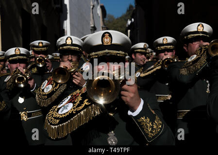 Les musiciens sont vus jouer clairons au cours de la procession des Rameaux à Grenade. Chaque année, des milliers de fidèles chrétiens célèbrent la Semaine Sainte de Pâques avec la crucifixion et la résurrection de Jésus Christ. Banque D'Images