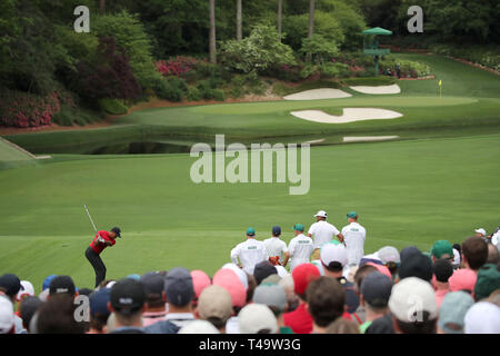 Augusta, États-Unis. 14 avr 2019. Tiger Woods (USA) joue un coup au 12e trou lors de la finale du Masters 2019 Tournoi de golf annuel de l'Augusta National Golf Club à Augusta, Géorgie, Etats-Unis, le 14 avril 2019. Credit : Koji Aoki/AFLO SPORT/Alamy Live News Banque D'Images