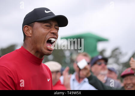 Augusta, États-Unis. 14 avr 2019. Tiger Woods (USA) célèbre la victoire sur le 18e trou lors de la finale du Masters 2019 Tournoi de golf annuel de l'Augusta National Golf Club à Augusta, Géorgie, Etats-Unis, le 14 avril 2019. Credit : Koji Aoki/AFLO SPORT/Alamy Live News Banque D'Images