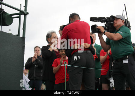 Augusta, États-Unis. 14 avr 2019. Tiger Woods (USA) célèbre la victoire avec sa famille au cours de la ronde finale de la 2019 Masters Golf Tournament à l'Augusta National Golf Club à Augusta, Géorgie, Etats-Unis, le 14 avril 2019. Credit : Koji Aoki/AFLO SPORT/Alamy Live News Banque D'Images