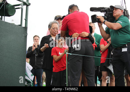 Augusta, États-Unis. 14 avr 2019. Tiger Woods (USA) célèbre la victoire avec sa famille au cours de la ronde finale de la 2019 Masters Golf Tournament à l'Augusta National Golf Club à Augusta, Géorgie, Etats-Unis, le 14 avril 2019. Credit : Koji Aoki/AFLO SPORT/Alamy Live News Banque D'Images