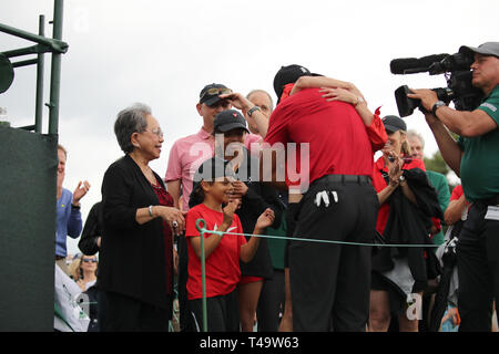 Augusta, États-Unis. 14 avr 2019. Tiger Woods (USA) célèbre la victoire avec sa famille au cours de la ronde finale de la 2019 Masters Golf Tournament à l'Augusta National Golf Club à Augusta, Géorgie, Etats-Unis, le 14 avril 2019. Credit : Koji Aoki/AFLO SPORT/Alamy Live News Banque D'Images