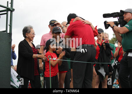 Augusta, États-Unis. 14 avr 2019. Tiger Woods (USA) célèbre la victoire avec sa famille au cours de la ronde finale de la 2019 Masters Golf Tournament à l'Augusta National Golf Club à Augusta, Géorgie, Etats-Unis, le 14 avril 2019. Credit : Koji Aoki/AFLO SPORT/Alamy Live News Banque D'Images