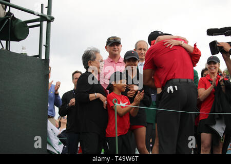 Augusta, États-Unis. 14 avr 2019. Tiger Woods (USA) célèbre la victoire avec sa famille au cours de la ronde finale de la 2019 Masters Golf Tournament à l'Augusta National Golf Club à Augusta, Géorgie, Etats-Unis, le 14 avril 2019. Credit : Koji Aoki/AFLO SPORT/Alamy Live News Banque D'Images