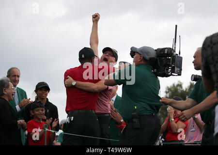 Augusta, États-Unis. 14 avr 2019. Tiger Woods (USA) célèbre la victoire lors de la finale du Masters 2019 Tournoi de golf annuel de l'Augusta National Golf Club à Augusta, Géorgie, Etats-Unis, le 14 avril 2019. Credit : Koji Aoki/AFLO SPORT/Alamy Live News Banque D'Images