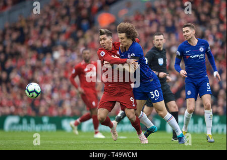 Liverpool. Apr 15, 2019. Roberto Firmino de Liverpool (L) est souillée par le Chelsea David Luiz au cours d'English Premier League match entre Liverpool FC et FC Chelsea à Anfield à Liverpool, Angleterre le 14 avril 2019. Liverpool a gagné 2-0. Source : Xinhua/Alamy Live News Banque D'Images