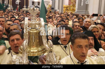 14 avril 2019 - 14 avril 2019 (Malaga Malaga ) l'acteur Antonio Banderas participe une année de plus dans la procession de la Vierge de Lagrimas et favorise aujourd'hui Dimanche de bouquets dans la Semaine Sainte de Malaga Crédit : Lorenzo Carnero/ZUMA/Alamy Fil Live News Banque D'Images