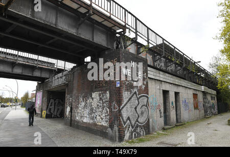 Berlin, Allemagne. Apr 11, 2019. La gare fermée. Wernerwerk Les Siemensbahn est une ligne de S-Bahn de Berlin. Il est nommé d'après l'entreprise Siemens & Halske qui construit la ligne. Il est près de quatre kilomètres et demi de long et a été hors service depuis la Reichsbahn grève en septembre 1980. Après Siemens AG a décidé en octobre 2018 de construire un campus à des fins de recherche dans la ville de Siemens, l'entreprise et le Sénat s'est prononcé en faveur de la réactivation de la Siemens de fer. Credit : Jens Kalaene Zentralbild-/dpa/dpa/Alamy Live News Banque D'Images