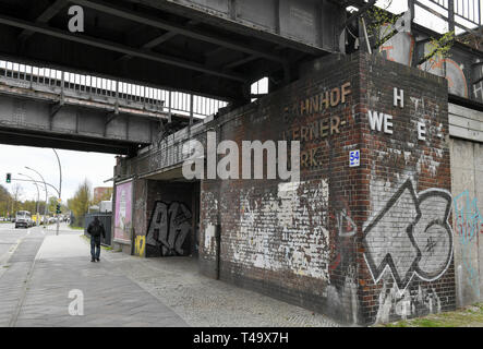 Berlin, Allemagne. Apr 11, 2019. La gare fermée. Wernerwerk Les Siemensbahn est une ligne de S-Bahn de Berlin. Il est nommé d'après l'entreprise Siemens & Halske qui construit la ligne. Il est près de quatre kilomètres et demi de long et a été hors service depuis la Reichsbahn grève en septembre 1980. Après Siemens AG a décidé en octobre 2018 de construire un campus à des fins de recherche dans la ville de Siemens, l'entreprise et le Sénat s'est prononcé en faveur de la réactivation de la Siemens de fer. Credit : Jens Kalaene Zentralbild-/dpa/dpa/Alamy Live News Banque D'Images