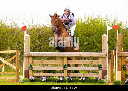 Norfolk, Royaume-Uni. 14 avr 2019. 6ème place. Gemma Tattersall équitation Jalapeno III. GBR. CCI3*. L'article A1. Retraites Barefoot Burnham Market International Horse Trials. Le concours complet. Burnham Market. Le Norfolk. United Kingdom. GBR. {14}/{04}/{2019}. Credit : Sport en images/Alamy Live News Banque D'Images