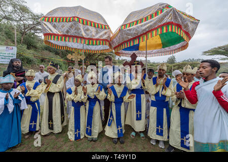 Addis Abeba, Ethiopie. Apr 15, 2019. Markus Söder (M, CSU), premier ministre de Bavière, visite le projet 'forêt' de l'Église pour le reboisement et l'utilisation durable sur le premier jour de son premier grand voyage à l'étranger en Éthiopie. Le CSU leader se rendre dans le pays de la Corne de l'Afrique jusqu'au 18 avril 2019. Crédit : Peter Kneffel/dpa/Alamy Live News Banque D'Images