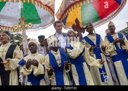 Addis Abeba, Ethiopie. Apr 15, 2019. Markus Söder (M, CSU), premier ministre de Bavière, visite le projet 'forêt' de l'Église pour le reboisement et l'utilisation durable sur le premier jour de son premier grand voyage à l'étranger en Éthiopie. Le CSU leader se rendre dans le pays de la Corne de l'Afrique jusqu'au 18 avril 2019. Crédit : Peter Kneffel/dpa/Alamy Live News Banque D'Images