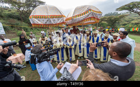 Addis Abeba, Ethiopie. Apr 15, 2019. Markus Söder (CSU, M), premier ministre de Bavière, visite le projet 'forêt' de l'Église pour le reboisement et l'utilisation durable sur le premier jour de son premier grand voyage à l'étranger en Éthiopie. Le CSU leader se rendre dans le pays de la Corne de l'Afrique jusqu'au 18 avril 2019. Crédit : Peter Kneffel/dpa/Alamy Live News Banque D'Images